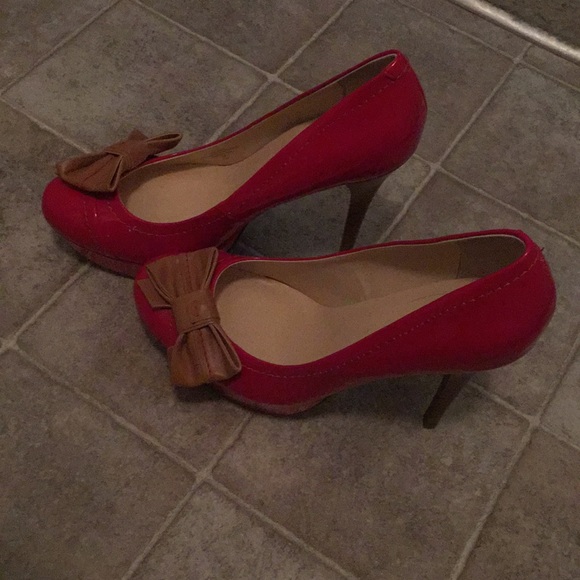 Red heels with a tan bow!! - Picture 2 of 4